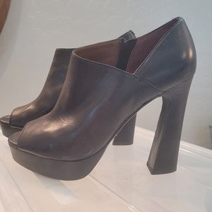 Kenneth Cole Black Leather Pumps, size 7